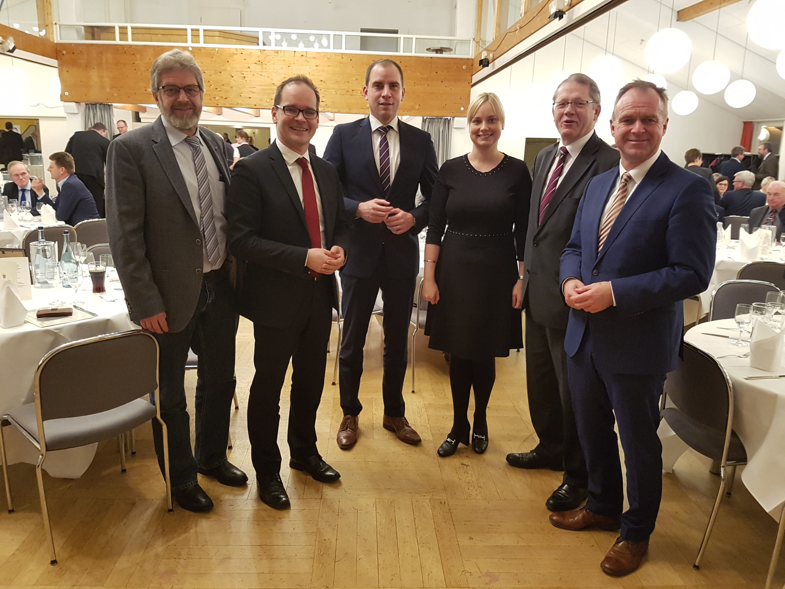 Der Landtagsabgeordnete Karsten Heineking (v.l.), Kultusminister Grant Hendrik Tonne, Bundestagsabgeordneter Maik Beermann, Bundestagsabgeordnete Marja-Liisa Völlers, IHK-Hauptgeschäftsführer Dr. Horst Schrage und der Nienburger Landrat Detlev Kohlmeyer. Foto: Georg Thomas