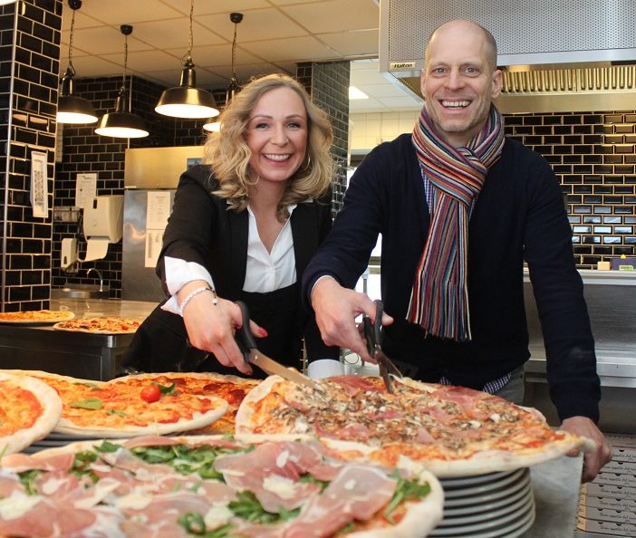 Geschäftsführer Jan Hausen und seine Betriebsleiterin Natalia Dacko sind froh, die L'Osteria am Thielenplatz nach der Sanierung wieder öffnen zu können. Foto: Georg Thomas