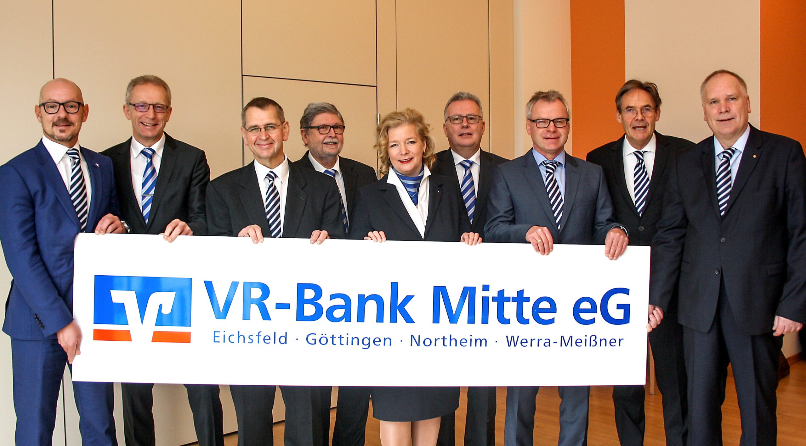 Fusion in Sicht (v.l.n.r.): Vorstand der Volksbank Mitte eG Björn Henkel, Vorstand der VR-Bank Werra-Meißner eG Uwe Linnenkohl, Vorstand der Volksbank Mitte eG Rolf Döring, Aufsichtsratsvorsitzender der VR-Bank Werra-Meißner eG Erich Klebe, Vorstand der VR-Bank Werra-Meißner eG Bettina Maschke, Aufsichtsratsmitglied der VR-Bank Werra-Meißner eG Thorsten Zindel, Aufsichtsratsvorsitzender der Volksbank Mitte eG Hartwig Magerhans, Aufsichtsratsmitglied der Volksbank Mitte eG Eckart Lintzel, Vorstandssprecher der Volksbank Mitte eG Holger Willuhn.