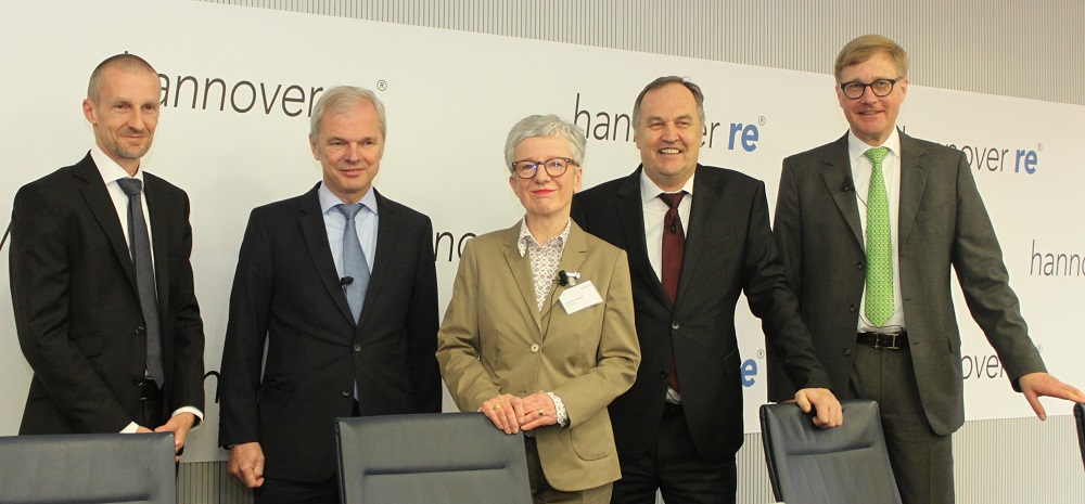 Die Hannover Rück hat am 13. März ihre Bilanz des Geschäftsjahres 2017 vorgestellt. Das Vorstandsteam mit Pressesprecherin Gabriele Handrick: Claude Chèvre (v.l.n.r., Personen-Rückversichung), der Vorstandsvorsitzende Urlich Wallin, Finanzvorstand Roland Vogel und Dr. Michael Pickel (Schaden-Rückversicherung). Foto: Georg Thomas