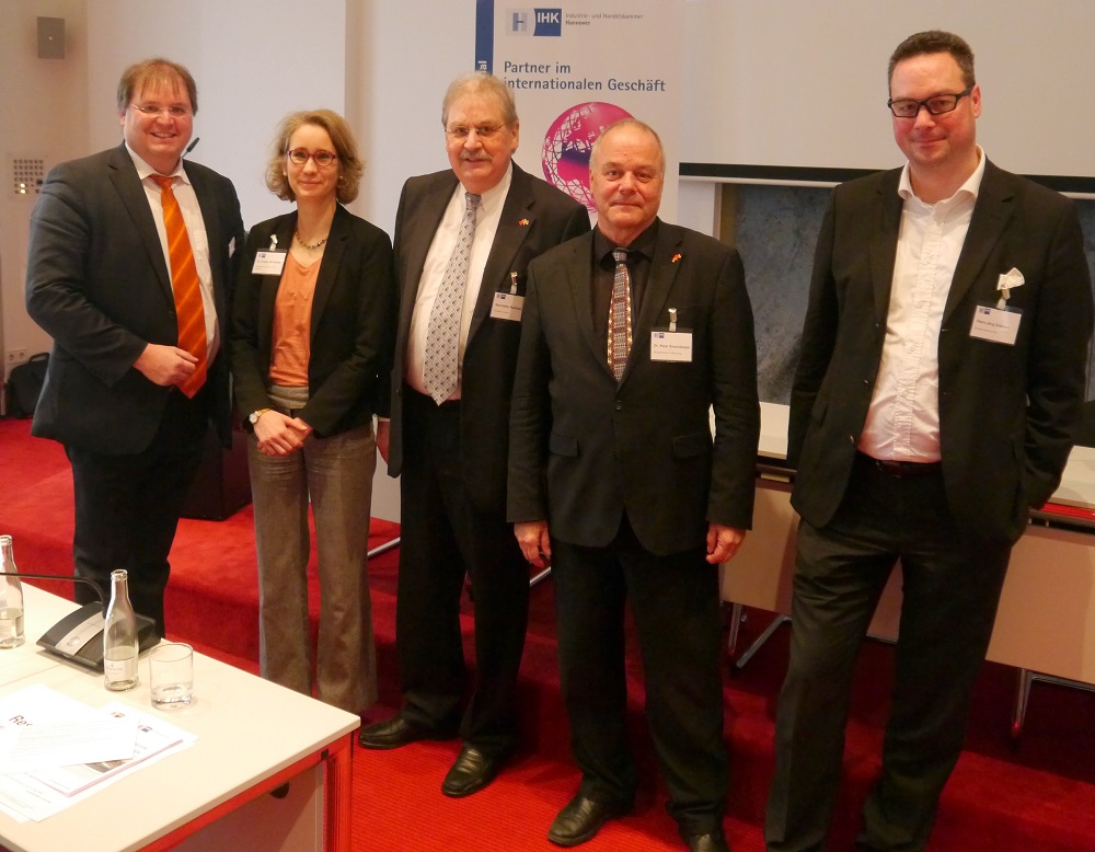Dr. Michael Seitz (IHK, vl.n.r.), Dr. Kristin Shi-Kupfer von merics, der Leiter des China-Gesprächskreises Karl-Heinz Rudolph, Generalkonsul Dr. Peter Kreutzberger und Hans Jörg Emmert von emmertconsult