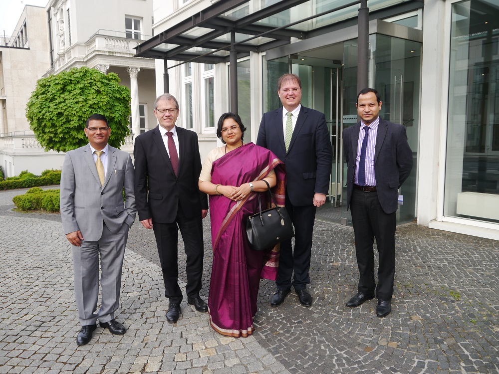 Der Indische Generalkonsul aus Hamburg, Madan Lal Raigar (v.l.n.r.), IHK Hauptgeschäftsführer Dr. Horst Schrage, Die stellvertretende Botschafterin Indiens in Deutschland, Paramita Tripathi, der Betreuer des India Desk in der IHK Hannover. Dr. Michael Seitz, und Vikram Vardhan, Second Secretary in der Indischen Botschaft in Berlin. Foto: Mirko-Daniel Hoppe