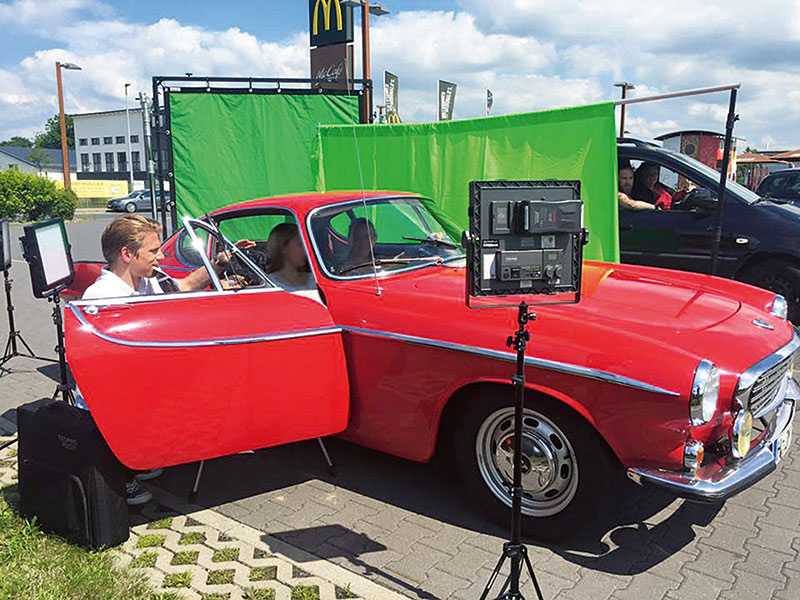 Einstieg in Hannover: Diesen roten Volvo nutzten Matthias und Katharina Biebl für „Royal Fiction“. Der Videospot mit einem Dialog über Hamburger und das metrische System als Parodie auf einen Filmklassiker sorgte für Aufsehen. Foto: rlvnt