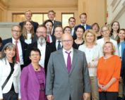 Die Mitglieder des Mittelstandsbeirats mit Minister Peter Altmaier (1. Reihe in der Mitte). Moritz von Soden steht direkt links über dem Minister, mit dunkler Krawatte, ohne Brille. Foto: BMWi