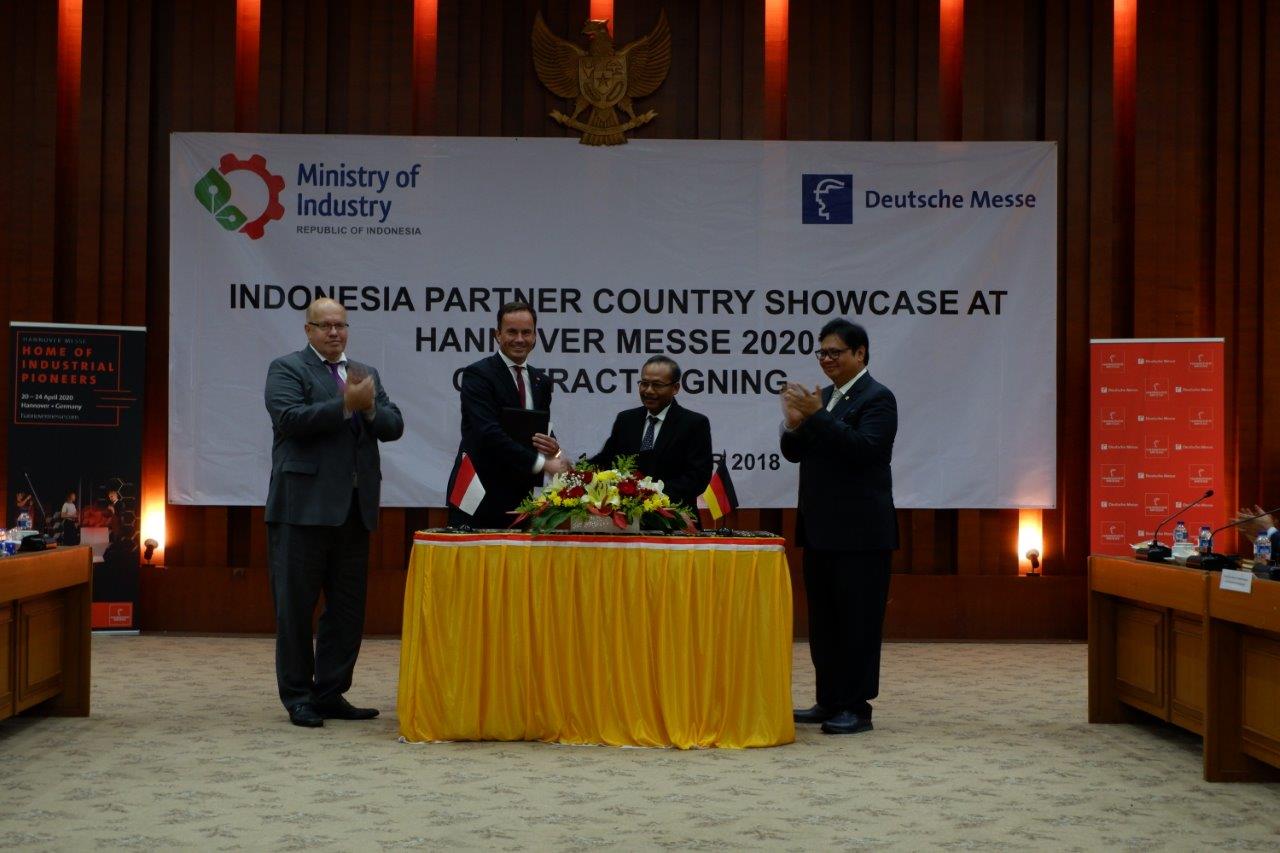 Indonesien wird Partnerland der Hannover Messe 2020: Peter Altmaier, Deutscher Bundesminister für Wirtschaft und Energie; Dr. Jochen Köckler, Vorstandsvorsitzender der Deutschen Messe AG; Ngakan Timur Antara, Stellvertretender Generaldirektor im indonesischem Wirtschaftsministerium; Airlangga Hartarto, Minister für Industrie, Republik Indonesien. Foto: Deutsche Messe AG.