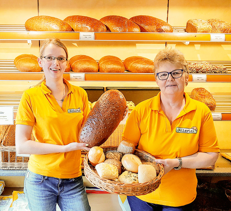 Versorgen ihre Kundschaft täglich mit frischen Backwaren und mehr: Anne Heydn (links) und Gesa Ritter. Foto: Rico Krieger