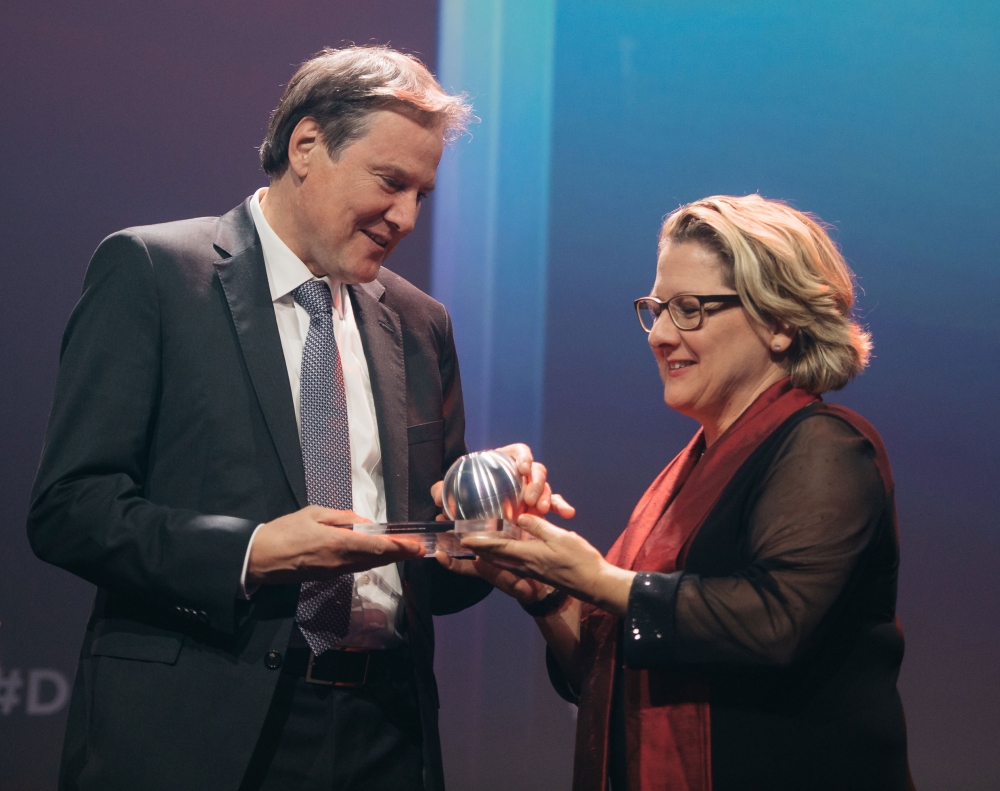Bundesumweltministerin Svenja Schulze überreichte den Deutschen Nachhaltigkeitspreis an den Symrise-Vorstandsvorsitzenden Dr. Heinz-Jürgen Bertram. Foto: Dariusz Misztal