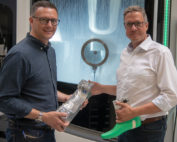 Ian Niblock (links), neuer Leiter des Bereichs Schuhleisten und Formen bei Fagus-GreCon Greten, mit Vertriebsleiter Haymo Bertram. Foto: Fagus-GreCon Greten.
