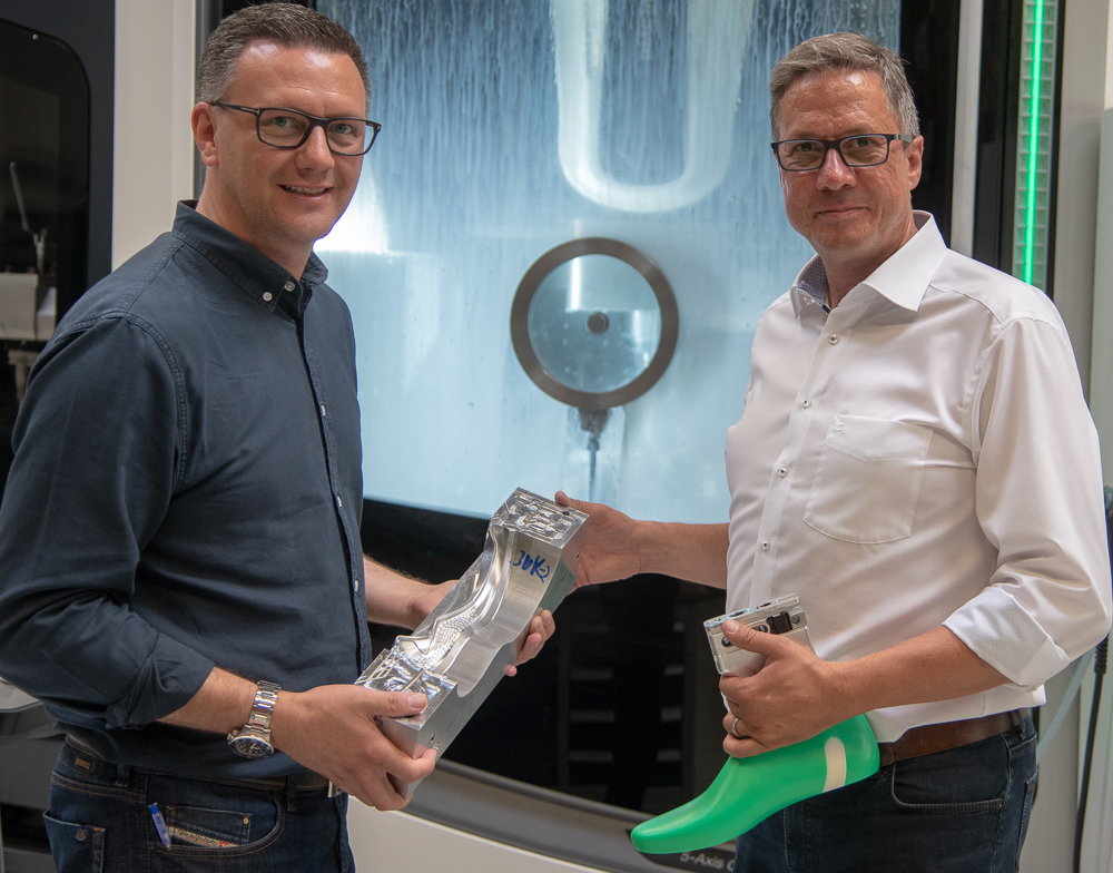 Ian Niblock (links), neuer Leiter des Bereichs Schuhleisten und Formen bei Fagus-GreCon Greten, mit Vertriebsleiter Haymo Bertram. Foto: Fagus-GreCon Greten.