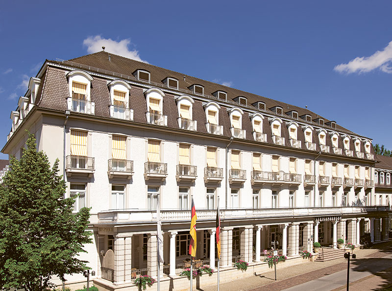 Zentral und idyllisch: Von der Terrasse auf der Rückseite des Steigenberger Hotels blicken die Gäste auf den Kurpark und den nördlichsten Palmengarten Europas. Foto: Steigenberger Hotel and SPA