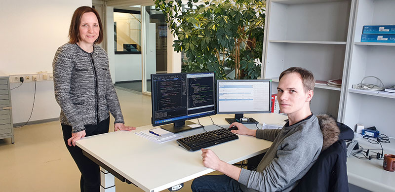 Ulrike Bitzer mit ihrem Mitarbeiter Michael Wöckener, der in ihrem Unternehmen als Software-Entwickler arbeitet. Foto: Georg Thomas