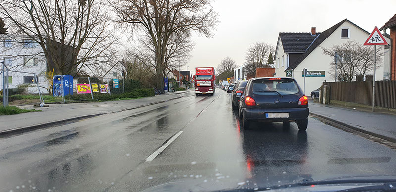 Der Hemminger Ortsteil Arnum ist vom Verkehr auf der Bundesstraße 3 derzeit stark belastet. Anwohner und Gewerbetreibende freuen sich auf die Ortsumgehung und die Möglichkeiten, die sich für eine Neugestaltung des Ortskerns ergeben. Foto: Georg Thomas