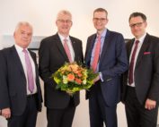 Vorstandsvorsitzender Günter Günnemann, Landrat Cord Bockhop, Jens Bratherig, Vorstandsmitglied Olaf Meyer-Runnebohm (v.l.) Foto: Kreissparkasse Syke.