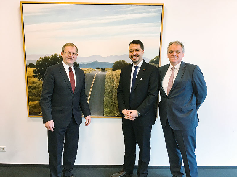 Vor amerikanischer Landschaft: IHK-Hauptgeschäftsführer Dr. Horst Schrage, US-Generalkonsul Richard Yoneoka und AHK-Chef Dietmar Rieg (v. l.). Foto: Pia Homann