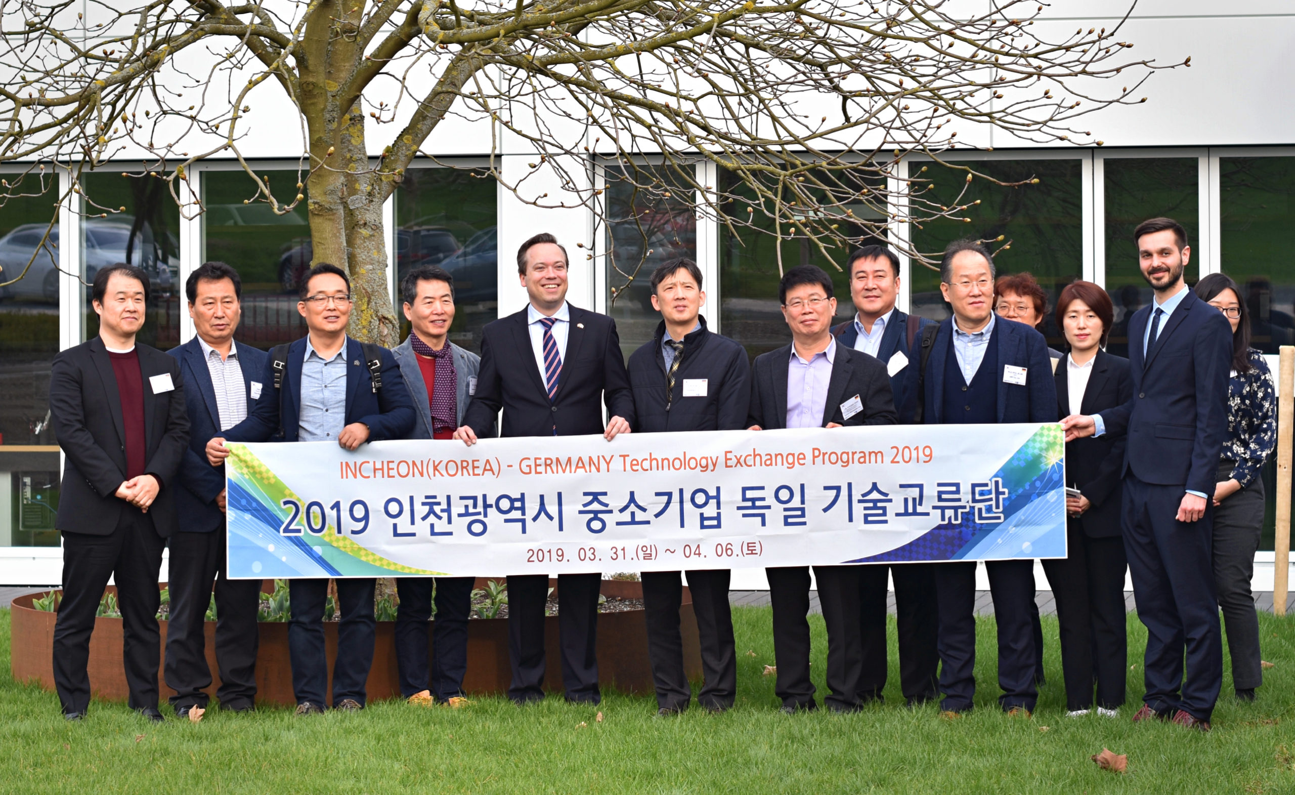 Die südkoreanische Delegation mit Moritz von Soden (5.v.l.) vor einer Produktionshalle der Bornemann Gewindetechnik in Delligsen. Foto: Bornemann