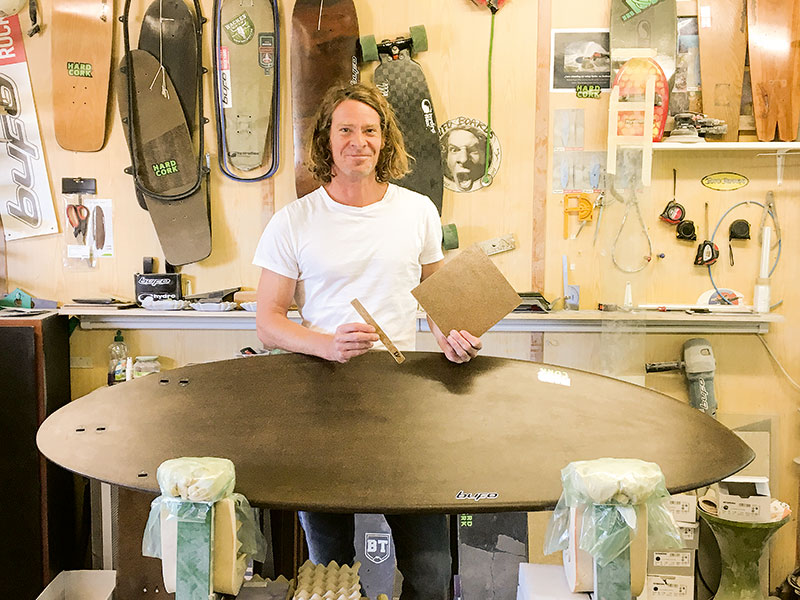 Skateboards, Surfboards und nun auch Lastenräderkörbe aus Hardcork: Rouven Brauers in seiner Werkstatt am Platzprojekt in Hannover-Linden. Foto: Barbara Dörmer