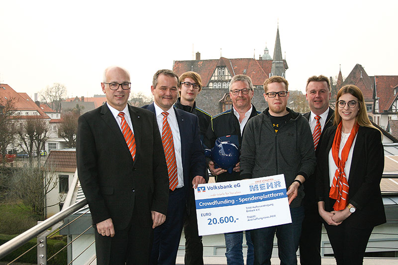 Bild von der symbolischen Übergabe des Gelds an die THW Helfervereinigung Einbeck: Michael Pankalla (Regionalleiter Volksbank eG, v.l.n.r.), Andreas Wobst (Vorstandsmitglied Volksbank eG), Maximilian Peyers (Schriftführer THW), Dirk Rose (1. Vorsitzender), Maximilian Radtke (2. Vorsitzender und Projektinitiator), Karsten Uhde (Repräsentant Volksbank eG) und Denise Wehe (betreut das Crowdfunding bei der Volksbank eG). Foto: THW Einbeck