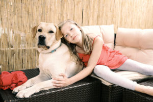 Liah mit Therapiehund Diesel. Foto: Melanie Dreysse