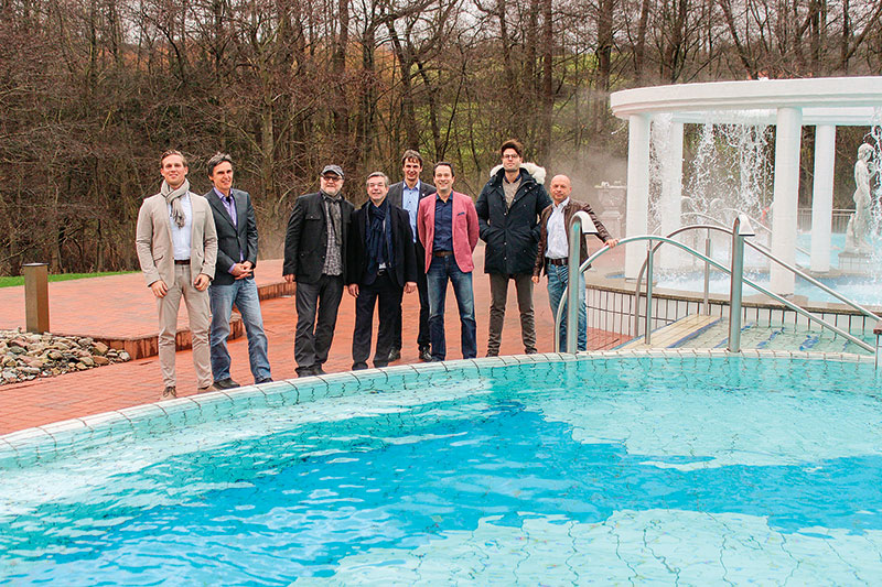 Die sieben Gesellschafter der Ith-Sole-Therme kurz nach der Übernahme: Julian Meser (v.l.n.r), Dr. Peter Haffner, Hans Hansel, Frank Borris Baum, Friedhelm Walter, Tobias Wessel und Stefan Schlichte. Im Hintergrund: Der Bürgermeister der Gemeinde, Clemens Pommerening. Foto: Ith-Sole-Therme