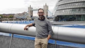 Kay P. Artal, Geschäftsführer der Artal-Reisen GmbH aus Stuhr. Auch bei Artal sitzt der Chef selbst am Steuer. Das Bild entstand bei einer Reise nach London. Foto: Artal.