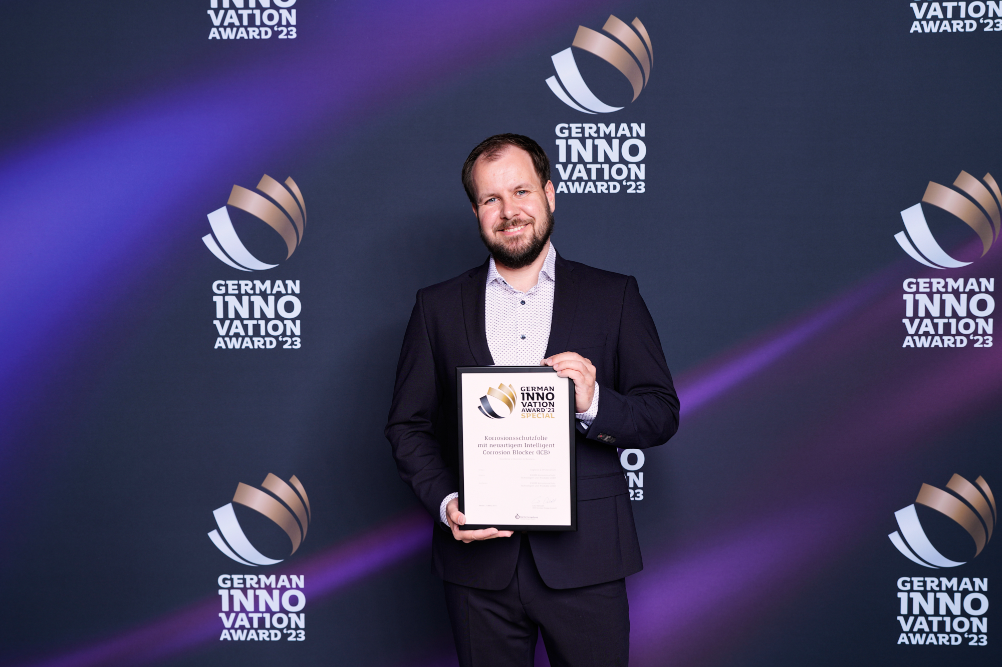 Lars Michaelsen, Leiter Innovationen bei der Excor Korrosionsschutz-Technologien und -Produkte GmbH, nimmt bei der Preisverleihung des German Innovation Awards in Berlin die Auszeichnung entgegen.